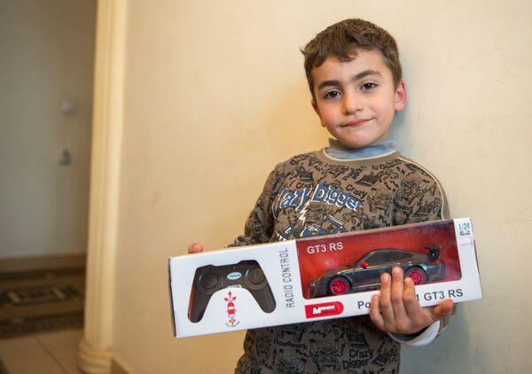 Редакция Sputnik Армения в преддверии Нового года исполнила мечту маленького Рафика и подарила ему автомобиль с пультом Редакция Sputnik Армения в преддверии Нового года исполнила мечту маленького Рафика и подарила ему автомобиль с пультом - Sputnik Армения