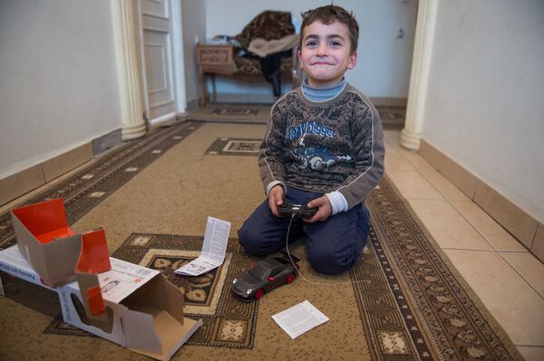 Мальчик скрывал улыбку, стесняясь показать зубы Мальчик скрывал улыбку, стесняясь показать зубы - Sputnik Армения