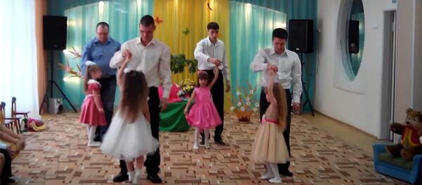 Танец пап в детском саду Танец пап в детском саду - Sputnik Армения