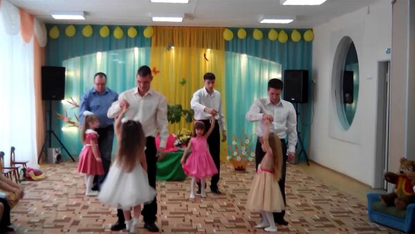 Танец пап в детском саду - Sputnik Армения