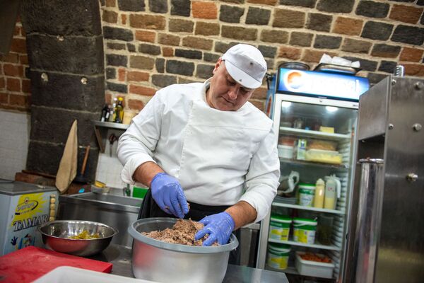 Армяне – феноменальный народ, они держат свою кухню в секрете: российский шеф возмущен - Sputnik Армения