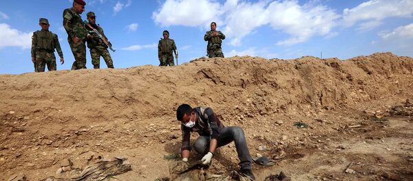 Обнаруженное место массового захоронения недалеко от деревни Синуни, в северо-западной части Синджара (3 февраля 2015). Ирак - Sputnik Армения