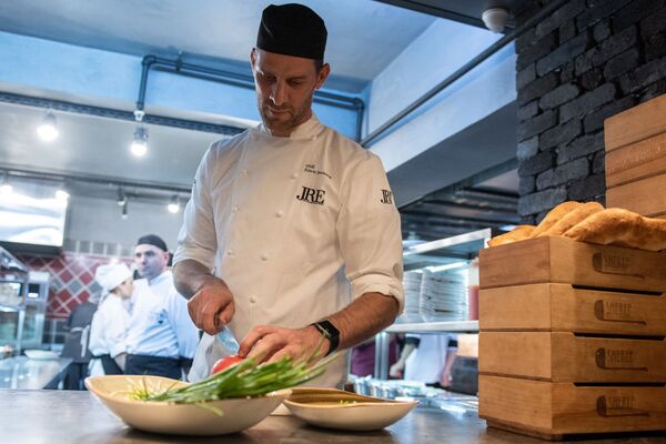 Не ешь то, что подает худой повар: звездный голландец раскусил армян по консервам - Sputnik Армения