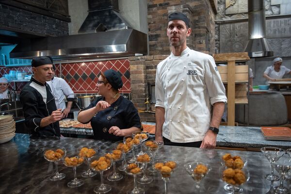 Не ешь то, что подает худой повар: звездный голландец раскусил армян по консервам - Sputnik Армения
