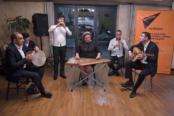 Музыкальный ансамбль в ресторане Yasaman - Sputnik Армения
