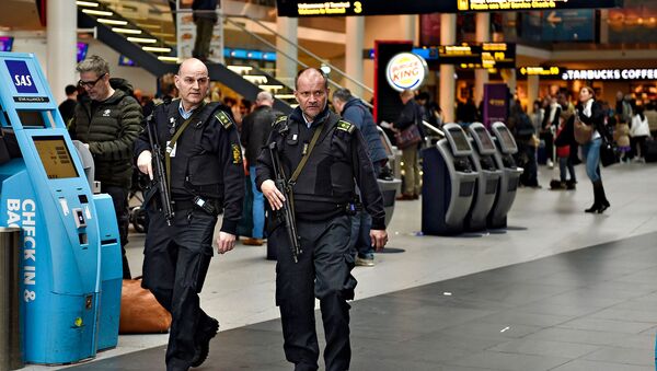 Вооруженный полицейский патруль в аэропорту Копенгагена (22 марта 2016). Дания - Sputnik Армения