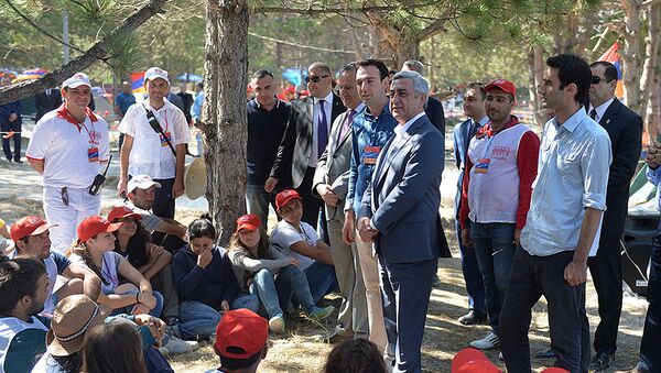 президент Армении Серж Саргсян посетил летние молодежные лагеря и побеседовал с участниками - Sputnik Армения