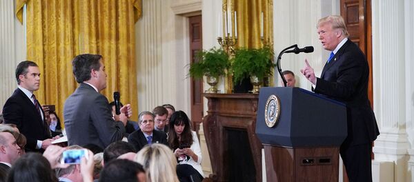 Спор президента США Дональда Трампа с корреспондентом телеканала CNN Джимом Акостой во время пресс-конференции (7 ноября 2018). Вашингтон Спор президента США Дональда Трампа с корреспондентом телеканала CNN Джимом Акостой во время пресс-конференции (7 ноября 2018). Вашингтон - Sputnik Армения