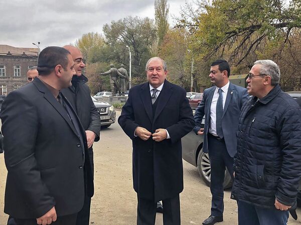 Армен Саркисян приехал в Гюмри не как президент — и не с пустыми руками - Sputnik Армения