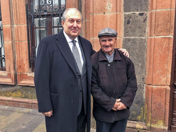 Армен Саркисян приехал в Гюмри не как президент — и не с пустыми руками - Sputnik Армения