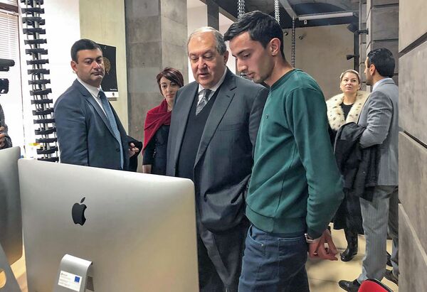 Армен Саркисян приехал в Гюмри не как президент — и не с пустыми руками - Sputnik Армения