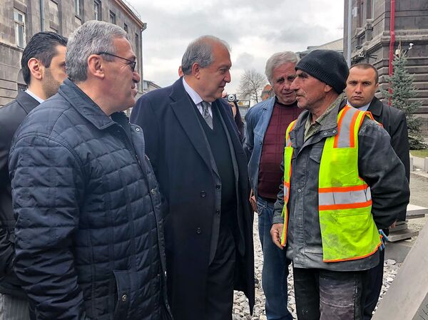 Армен Саркисян приехал в Гюмри не как президент — и не с пустыми руками - Sputnik Армения