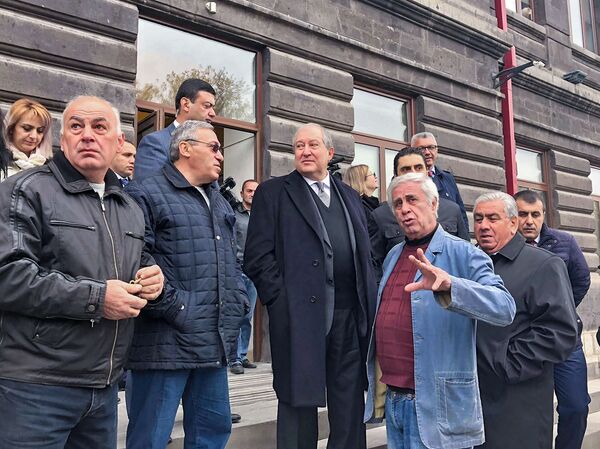 Армен Саркисян приехал в Гюмри не как президент — и не с пустыми руками - Sputnik Армения