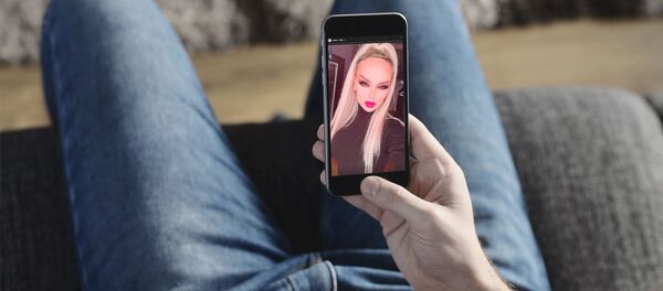 Молодой человек рассматривает Instagram сториз Лили Монро - Sputnik Արմենիա