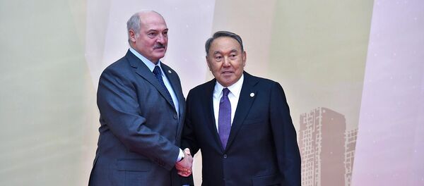 Президент Казахстана Нурсултан Назарбаев встречает президента Беларуси Александра Лукашенко перед заседанием Совета коллективной безопасности ОДКБ (8 ноября 2018). Астана Президент Казахстана Нурсултан Назарбаев встречает президента Беларуси Александра Лукашенко перед заседанием Совета коллективной безопасности ОДКБ (8 ноября 2018). Астана - Sputnik Արմենիա