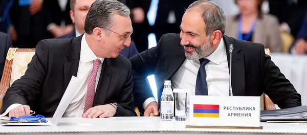 И.о. премьер-министра и министра иностранных дел Армении Никол Пашинян и Зограб Мнацаканян на заседании Совета коллективной безопасности ОДКБ (8 ноября 2018). Астана - Sputnik Армения