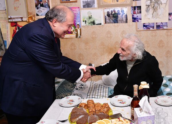 Արմեն Սարգսյանն այցելել է Երվանդ Մանարյանին. մտերմիկ զրույց սիրված արտիստի բնակարանում - Sputnik Արմենիա