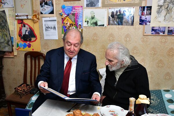 Արմեն Սարգսյանն այցելել է Երվանդ Մանարյանին. մտերմիկ զրույց սիրված արտիստի բնակարանում - Sputnik Արմենիա