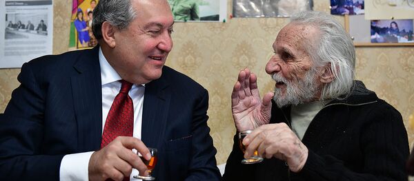 Президент Армении Армен Саркисян посетил заслуженного артиста Ерванда Манаряна (9 ноября 2018). Еревaн Президент Армении Армен Саркисян посетил заслуженного артиста Ерванда Манаряна (9 ноября 2018). Еревaн - Sputnik Արմենիա