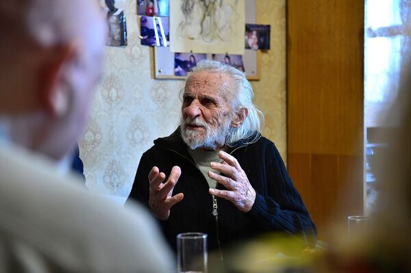 Արմեն Սարգսյանն այցելել է Երվանդ Մանարյանին. մտերմիկ զրույց սիրված արտիստի բնակարանում - Sputnik Արմենիա