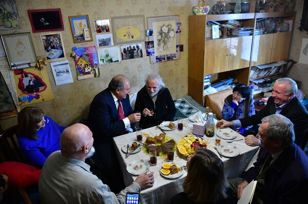 Արմեն Սարգսյանն այցելել է Երվանդ Մանարյանին. մտերմիկ զրույց սիրված արտիստի բնակարանում - Sputnik Արմենիա