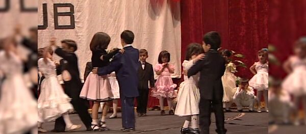 В 1998 году в Ереване прошли первые выборы Мистера и Мисс среди дошкольников В 1998 году в Ереване прошли первые выборы Мистера и Мисс среди дошкольников - Sputnik Армения