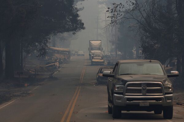 Последствия лесных пожаров в Калифорнии. Заброшенные автомобили в Парадайс (9 ноября 2018). США - Sputnik Армения