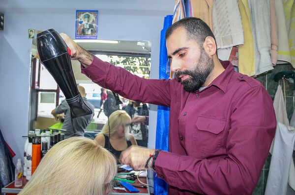 Сделай меня красивой: репортаж из самой тбилисской парикмахерской, где работают армяне - Sputnik Армения