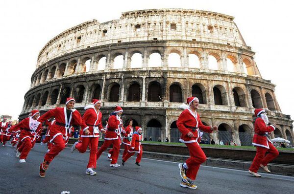 Новогодняя пробежка Санты в Италии Новогодняя пробежка Санты в Италии - Sputnik Արմենիա