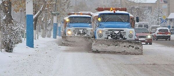 Очистка снега в Ереване Очистка снега в Ереване - Sputnik Армения