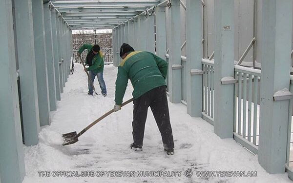 Очистка снега в Ереване Очистка снега в Ереване - Sputnik Армения