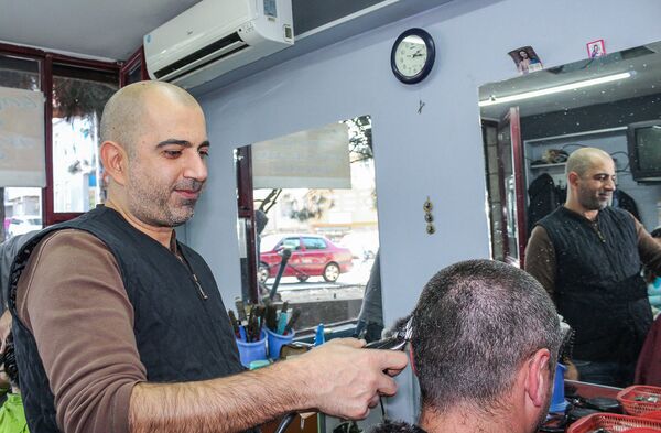 Сделай меня красивой: репортаж из самой тбилисской парикмахерской, где работают армяне - Sputnik Армения