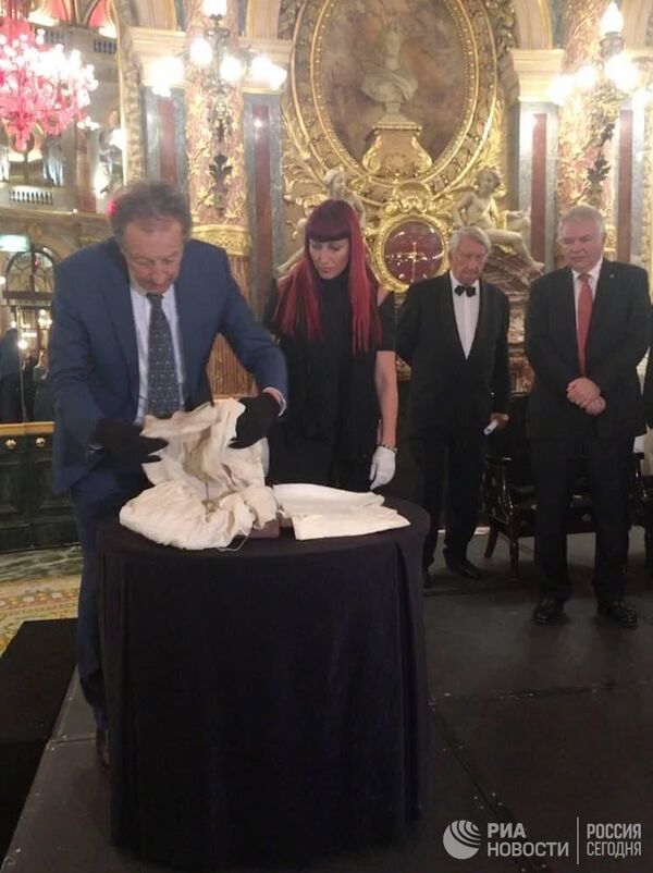 Окровавленный жилет Александра II нашли и вернули российскому послу во Франции - фото Окровавленный жилет Александра II нашли и вернули российскому послу во Франции - фото - Sputnik Армения