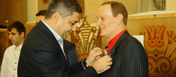 Глава Футбольной федерации Армении Артур Ванецян наградил Сергея Бондаренко золотой медалью (9 ноября 2018). Еревaн Глава Футбольной федерации Армении Артур Ванецян наградил Сергея Бондаренко золотой медалью (9 ноября 2018). Еревaн - Sputnik Արմենիա