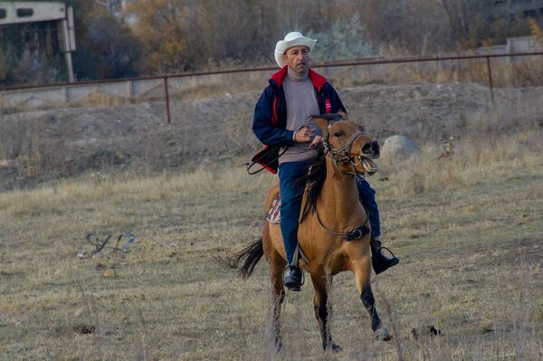Табор уходит в горы: как армянский наездник заманивает европейцев Табор уходит в горы: как армянский наездник заманивает европейцев - Sputnik Армения