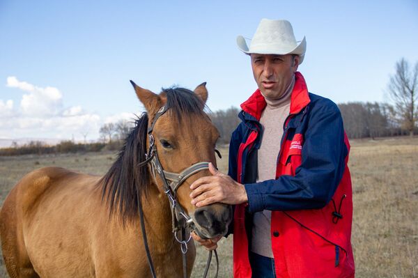 Табор уходит в горы: как армянский наездник заманивает европейцев Табор уходит в горы: как армянский наездник заманивает европейцев - Sputnik Армения