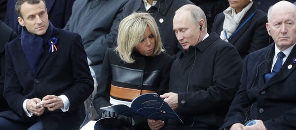 Президент РФ Владимир Путин на мемориальной церемонии у Триумфальной арки в Париже по случаю 100-летия окончания Первой мировой войны. Слева направо: президент Франции Эммануэль Макрон, супруга президента Франции Бриджит Макрон. Президент РФ Владимир Путин на мемориальной церемонии у Триумфальной арки в Париже по случаю 100-летия окончания Первой мировой войны. Слева направо: президент Франции Эммануэль Макрон, супруга президента Франции Бриджит Макрон. - Sputnik Армения