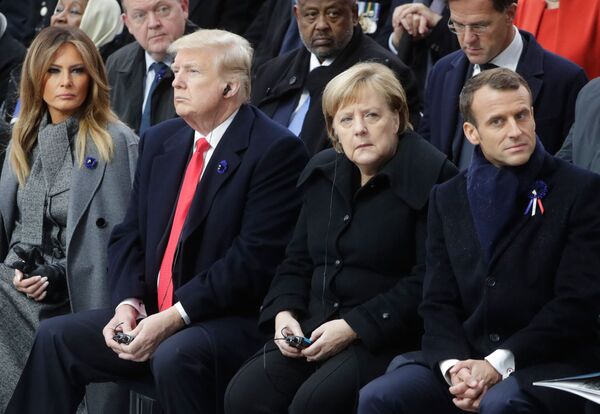2018թ-ի նոյեմբերի 11։ Աջից ձախ՝ Ֆրանսիայի նախագահ էմանուել Մակրոնը, ԳԴՀ կանցլեր Անգելա Մերկելը, ԱՄՆ նախագահ Դոնալդ Թրամփը և ԱՄՆ նախագահի տիկին Մելանյա Թրամփը Փարիզում Առաջին աշխարհամարտում կնքված զինադադարի 100-ամյակին նվիրված հանդիսավոր միջոցառման ժամանակ։ - Sputnik Արմենիա