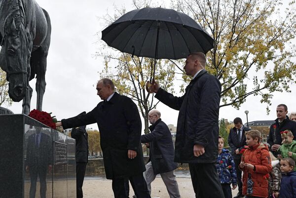ՌԴ նախագահ Վլադիմիր Պուտինը ծաղիկներ է դնում Ռուսական ռազմարշավային կորպուսի զինվորների հուշարձանի մոտ, որոնք կռվել են Ֆրանսիայում Առաջին աշխարհամարտի ժամանակ։ - Sputnik Արմենիա