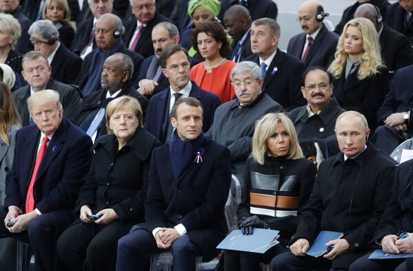 ՌԴ նախագահ  Վլադիմիր Պուտինը Փարիզի Հաղթական կամարի մոտ Առաջին աշխարհամարտում կնքված զինադադարի 100-ամյակին նվիրված հանդիսավոր միջոցառման ժամանակ։ Առաջին շարքում ձախից աջ՝ ԱՄՆ նախագահ Դոնալդ Թրամփ, ԳԴՀ կանցլեր Անգելա Մերկել, Ֆրանսիայի նախագահ Էմանուել Մակրոն, Ֆրանսիայի նախագահի կին Բրիջիտ Մակրոն։ - Sputnik Արմենիա