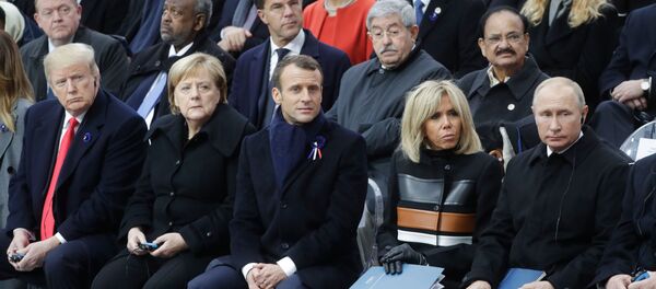 Президент РФ Владимир Путин на мемориальной церемонии у Триумфальной арки в Париже по случаю 100-летия окончания Первой мировой войны. В первом ряду слева направо: президент США Дональд Трамп, канцлер ФРГ Ангела Меркель, президент Франции Эммануэль Макрон, супруга президента Франции Бриджит Макрон. Президент РФ Владимир Путин на мемориальной церемонии у Триумфальной арки в Париже по случаю 100-летия окончания Первой мировой войны. В первом ряду слева направо: президент США Дональд Трамп, канцлер ФРГ Ангела Меркель, президент Франции Эммануэль Макрон, супруга президента Франции Бриджит Макрон. - Sputnik Արմենիա