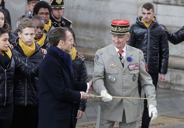 Ֆրանսիայի նախագահ Էմանուել Մակրոնը  Հաղթական կամարի մոտ Առաջին աշխարհամարտում կնքված զինադադարի 100-ամյակին նվիրված միջոցառմանը։ - Sputnik Արմենիա