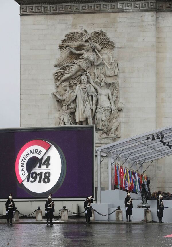 У Триумфальной арки в Париже перед началом мемориального мероприятия по случаю 100-летия окончания Первой мировой войны.  - Sputnik Армения