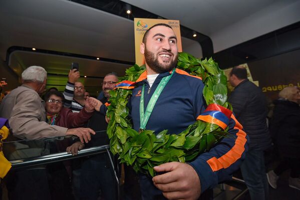 В аэропорту Звартноц встречают чемпиона мира по тяжелой атлетике Симона Мартиросяна (12 ноября 2018). Еревaн - Sputnik Армения