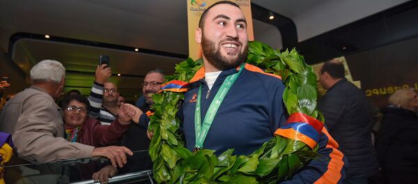 В аэропорту Звартноц встречают чемпиона мира по тяжелой атлетике Симона Мартиросяна (12 ноября 2018). Еревaн - Sputnik Արմենիա