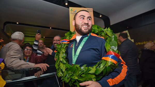 В аэропорту Звартноц встречают чемпиона мира по тяжелой атлетике Симона Мартиросяна (12 ноября 2018). Еревaн - Sputnik Армения