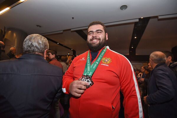 Чемпион мира вернулся в Армению: тяжелоатлет Мартиросян рассказал, кому посвятил победу Чемпион мира вернулся в Армению: тяжелоатлет Мартиросян рассказал, кому посвятил победу - Sputnik Армения