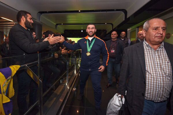 Чемпион мира вернулся в Армению: тяжелоатлет Мартиросян рассказал, кому посвятил победу Чемпион мира вернулся в Армению: тяжелоатлет Мартиросян рассказал, кому посвятил победу - Sputnik Армения