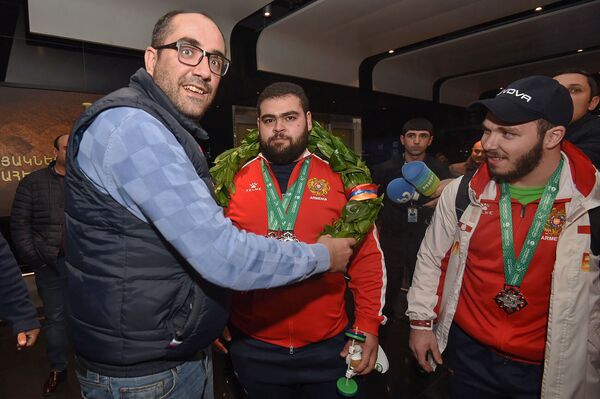 Чемпион мира вернулся в Армению: тяжелоатлет Мартиросян рассказал, кому посвятил победу Чемпион мира вернулся в Армению: тяжелоатлет Мартиросян рассказал, кому посвятил победу - Sputnik Армения