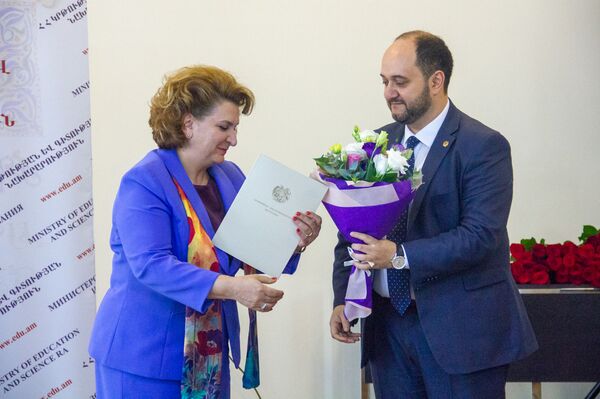 Денежные призы и медали: кто из армянских педагогов признан лучшим Денежные призы и медали: кто из армянских педагогов признан лучшим - Sputnik Армения